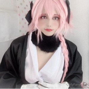 《日本女装大佬momo，onlyfans伪娘coser作品集，22个视频10G内容，自娱自乐玩法吸引收藏》